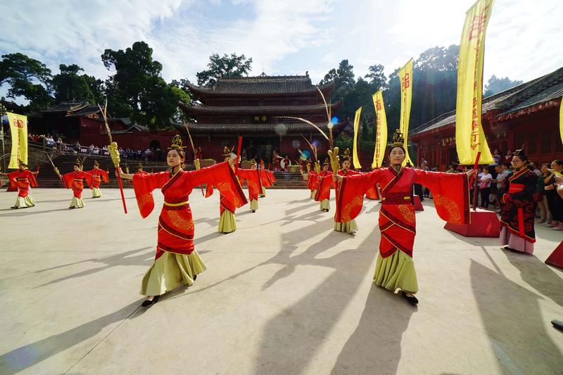 开庙仪式吸引了来自贵州,重庆,成都,德阳,绵阳和梓潼本土的数千名游客